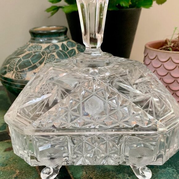 Elegant Crystal-Covered Bowl Dish Perfect for Serving, Storing, and Displaying! - Picture 1 of 8